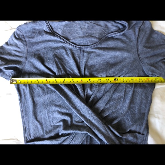 Lululemon grey cross crop top. Size 4. - Picture 2 of 4